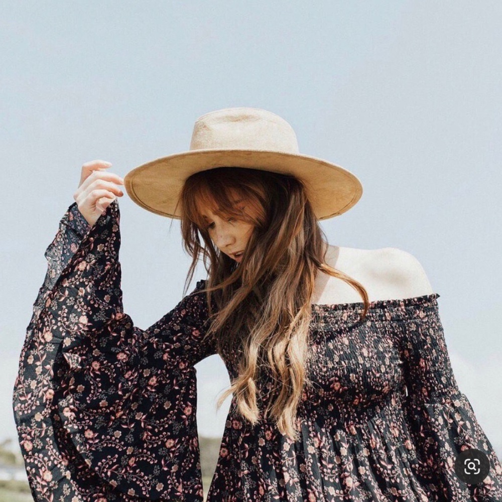 NWOT•Carly Jean Los Angeles•Boho Off the Shoulder Floral Bell Sleeve Tunic